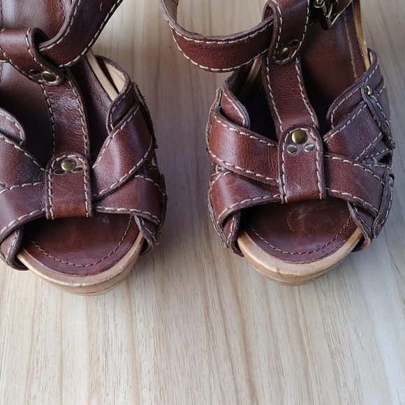 Frye Women’s June T Straps Brown Leather Wooden Wedge Sandals Size 7.5 - Picture 5 of 8